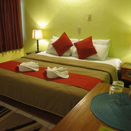 Hotel Jaguar Inn Tikal Buitenkant foto