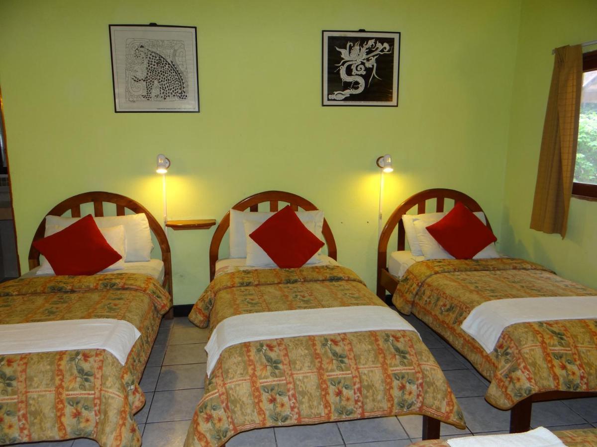 Hotel Jaguar Inn Tikal Buitenkant foto