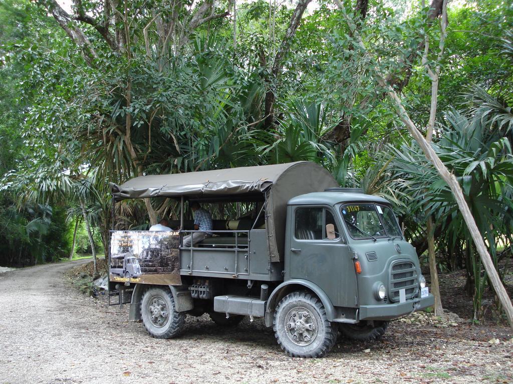 Hotel Jaguar Inn Tikal Buitenkant foto