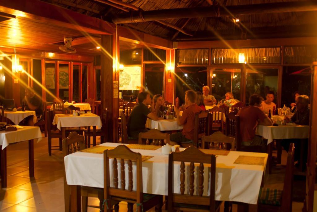 Hotel Jaguar Inn Tikal Buitenkant foto