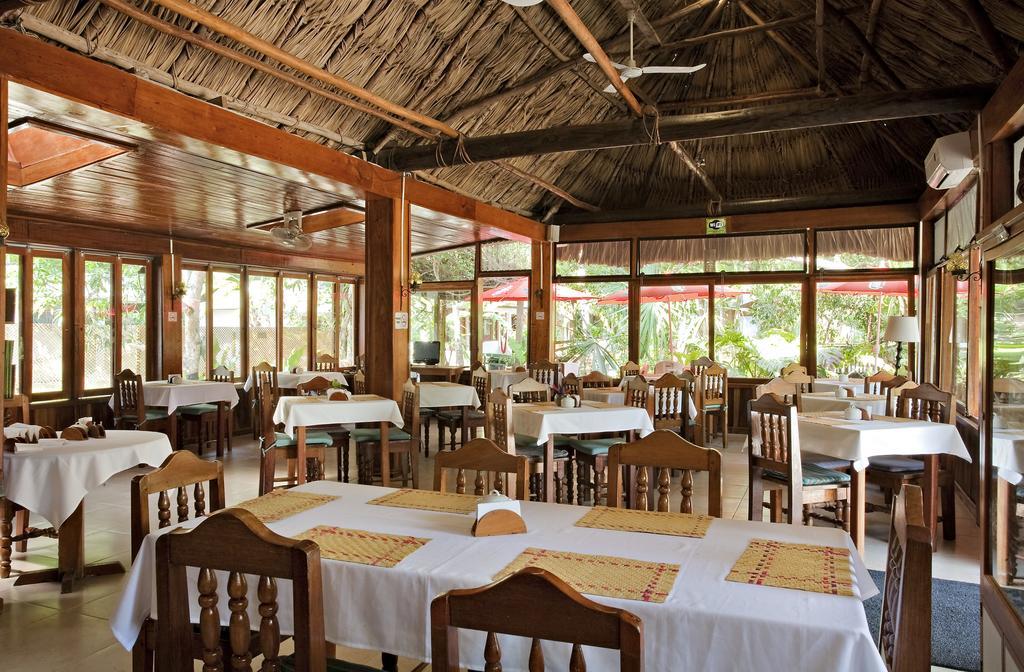 Hotel Jaguar Inn Tikal Buitenkant foto