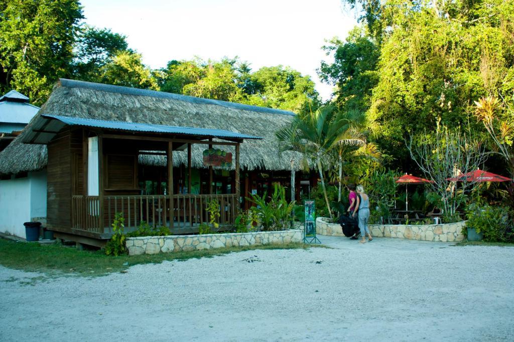 Hotel Jaguar Inn Tikal Buitenkant foto